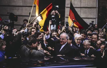 Helmut Kohl w tłumie obywateli NRD; Drezno, grudzień 1989 r. / Fot. Bernard Bisson / SYGMA / CORBIS
