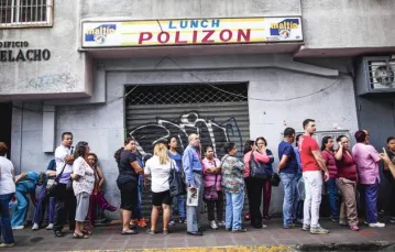 Kolejka przed sklepem w Caracas, październik 2014 r. / Fot. Ariana Cubillos / AP / EAST NEWS