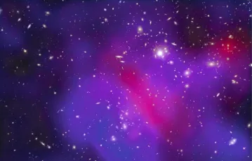 Gromada Pandory: na tym zdjęciu galaktyki to mniej niż 5% masy, 20% to gaz, zaś aż 75% stanowi niewidoczna ciemna materia / Fot. Chandra X-ray Observatory / NASA / CXC / ITA / INAF