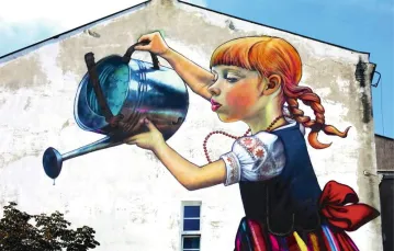 „Dziewczynka z konewką”, mural autorstwa Natalii Rak przy ul. Piłsudskiego w Białymstoku / Fot. Tomasz Matuszkiewicz / EAST NEWS