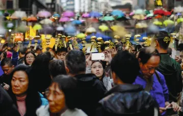 Prodemokratyczne demonstracje pod żółtymi parasolkami, Hongkong, grudzień 2014 r. / Fot. Alex Ogle / AFP / EAST NEWS