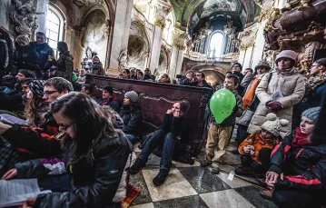 Uczestnicy Europejskiego Spotkania Młodych podczas nabożeństwa w kościele św. Mikołaja w Pradze, 30 grudnia 2014 r. / Fot. Filip Singer / EPA / PAP