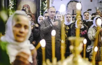 Władimir Putin w cerkwi w Otradnoje koło Woroneża. Boże Narodzenie w obrządku wschodnim, 7 stycznia 2015 r. / Fot. Alexei Druzhinin / AP / EAST NEWS