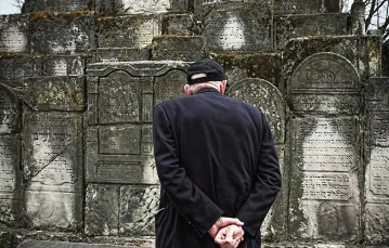 Mordechaj Ciechanower na dawnym cmentarzu żydowskim w rodzinnym Makowie Mazowieckim, kwiecień 2013 r. / Fot. Sławomir Olzacki / FORUM