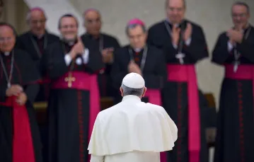 Franciszek i biskupi w Auli Pawła VI. Watykan, grudzień 2014 r. / Fot. Vincenzo Pinto / AFP / EAST NEWS