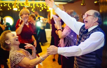 Wieczór karnawałowy dla seniorów, poprowadzony przez 73-letnią DJ Wikę, Gdynia, styczeń 2013 r. / Fot. Łukasz Dejnarowicz / FORUM