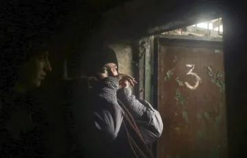 Mieszkanka Debalcewe chroni się w piwnicy przed rosyjskim ostrzałem, koniec stycznia 2015 r. / Fot. Anastasia Vlasova / EPA / PAP