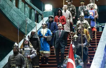 Prezydent Recep Tayyip Erdoğan w otoczeniu żołnierzy w tradycyjnych osmańskich strojach wita prezydenta Palestyny Mahmuda Abbasa. Ankara, 12 stycznia 2015 r. / Fot. Adem Altan / AFP / EAST NEWS