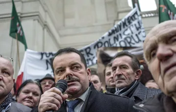 Sławomir Izdebski przemawia przed resortem rolnictwa, Warszawa, 11 lutego 2015 r. / Fot. Filip Springer