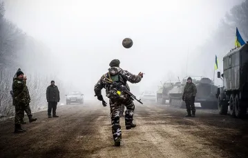 Ukraińscy żołnierze podczas postoju w drodze do Debalcewe, 14 lutego 2015 r. / Fot. Volodymyr Shuvayev / AFP / EAST NEWS