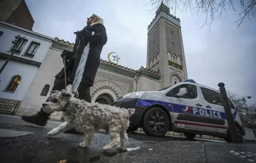 Przed paryskim Wielkim Meczetem, 9 stycznia 2015 r. / Fot. Fredrik Von Erichsen / AFP / EAST NEWS