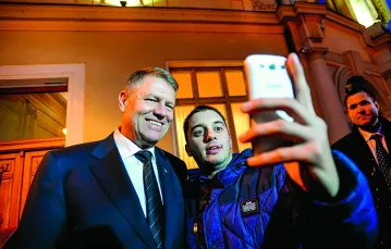 Nowym prezydentem Rumunii został w ubiegłym roku siedmiogrodzki Niemiec Klaus Iohannis, na zdjęciu z sympatykiem, listopad 2014. / Fot. Face to Face / REPORTER