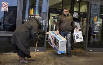Spadający kurs rubla sprawia, że Rosjanie masowo wykupują towary. Na zdjęciu: przed hipermarketem w Sankt Petersburgu, grudzień 2014 r. / Fot. Dmitry Lovetsky / AP / PAP