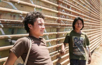 Brandon López jako Juan i Rodolfo Domínguez jako Chauk w filmie „Złota klatka” / Fot. Materiały prasowe