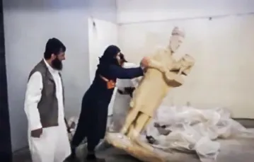 Fanatycy z Państwa Islamskiego niszczą starożytne rzeźby w muzeum w Mosulu, 2015 r. / Fot. youtube.com x 2