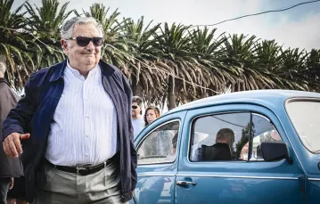 José Mujica jeszcze jako prezydent Urugwaju, obok jego słynny volkswagen garbus, 2014 r. / Fot. Cťsar Dezfuli / DEMOTIX / CORBIS