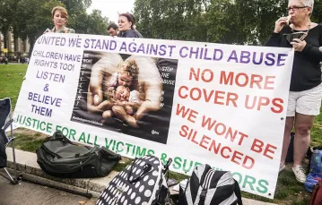 Brytyjscy demonstranci przed parlamentem domagają się ukarania pedofilów, Londyn, 2014 r.  / Fot. Citizenside / Philip Robins / AFP / EAST NEWS