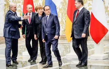 Aleksandr Łukaszenka chce być pośrednikiem między Rosją a Zachodem i Ukrainą; tu jako gospodarz spotkania Putina, Merkel, Hollande’a i Poroszenki, Mińsk, 11 lutego 2015 r. / Fot. Maxim Malinovsky / AFP / EAST NEWS