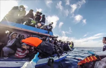 Operacja ratunkowa włoskiej straży przybrzeżnej u wybrzeży Sycylii, 13 kwietnia 2015 r. / Fot. Guardia Costiera / AFP / EAST NEWS