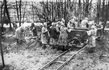 Więźniarki niemieckiego obozu koncentracyjnego w Ravensbrück, przełom 1943/44 r. / Fot. Ullstein Bild / GETTY IMAGES
