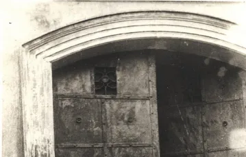 W bramie przy ul. Kurniki 7, obok nieistniejącego już domu nr 5, w którym spędził pierwsze lata życia, 1935 r. / Fot. The International Piano Archives, University of Maryland