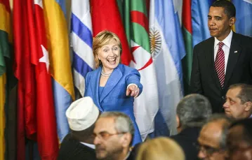 Hillary Clinton (ówczesna sekretarz stanu USA) z prezydentem Barackiem Obamą w siedzibie ONZ, Nowy Jork, 2009 r. / Fot. Patrick Andrade / REUTERS / FORUM