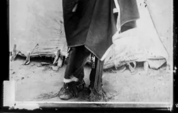 Quanah Parker, wódz Komanczów, pozuje z pióropuszem przed swoim tipi. Przełom lat 80. i 90. XIX w. / Fot. Library of Congress