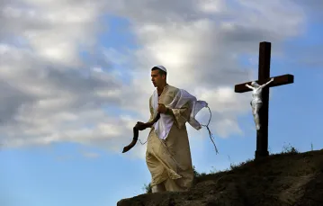 Chasydzki pielgrzym w Humaniu, kadr z filmu „Dybuk...” / Fot. MATERIAŁY PRASOWE / KFF