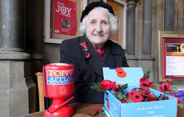 Olive Cooke sprzedała w swym życiu aż 30 tys. papierowych kwiatów, by pomóc brytyjskim weteranom. / Fot. www.itv.com