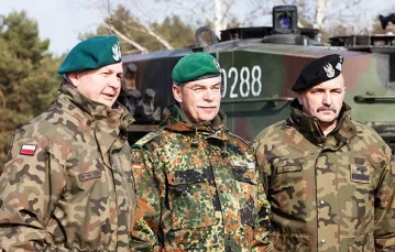 Gen. Jörg Vollmer (dowódca operacyjny niemieckich wojsk lądowych; w środku), gen. Jerzy Michałowski (zastępca dowódcy generalnego sił zbrojnych WP; z lewej) i gen. Jarosław Mika (dowódca 11. Dywizji Kawalerii Pancernej). Żagań, luty 2015 r. / Fot. Bundeswehr / HEER / DANA KAZDA