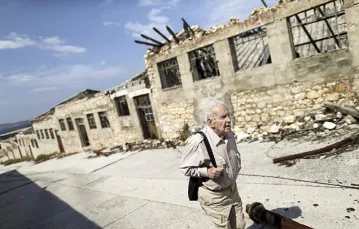 Zlatko Hill, były więzień Nagiej Wyspy (Goli Otok), wśród ruin tego dawnego ciężkiego więzienia, 2014 r. / Fot. Antonio Bronic