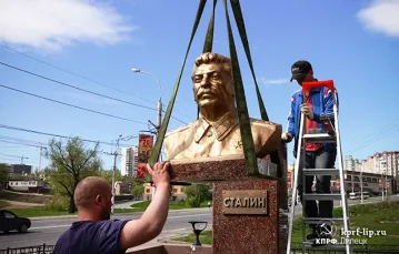 Budowa nowego popiersia Stalina w Lipiecku, półmilionowym mieście na południe od Moskwy, maj 2015 r. / Fot. Domena publiczna