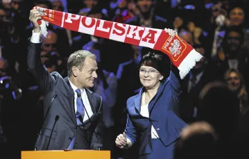 Donald Tusk przekazuje Ewie Kopacz „talizman" – wyborczy szalik Platformy. Warszawa, 8 listopada 2014 r. / Fot. Stanisław Kowalczuk / EAST NEWS