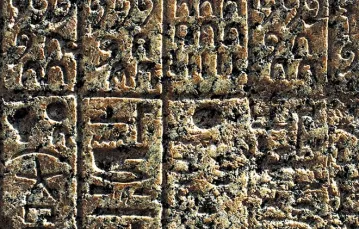 Egipskie cyfry hieroglificzne: powyżej na reliefie z Karnaku, poniżej – odszyfrowane znaczenie symboli / Fot. WIKICOMMONS // DEA PICTURE LIBRARY/ GETTY IMAGES
