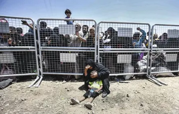 Syryjscy uchodźcy oczekujący na transport po przekroczeniu granicy Turcji, 10 czerwca 2015 r. / Fot. Osman Orsal / REUTERS / FORUM