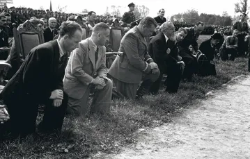 Od 1945 r., Polska i Czechosłowacja prowadziły spór graniczny o Ziemię Kłodzką, także poprzez demonstracje i msze polowe. Klęczą przedstawiciele władz, m.in. gen. Stanisław Popławski (trzeci z lewej), obok wiceprezydent KRN St. Grabski, 5 maja 1946 r. / Fot. PAP
