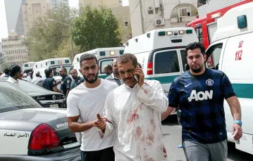 Po zamachu w szyickim meczecie w Kuwejcie, 26 czerwca 2015 r. / Fot. Yasser Al-Zayyat / AFP / EAST NEWS