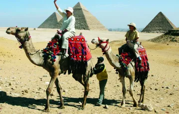 Wakacje marzeń czy wakacje z marzeniami? Zachodni turyści pod piramidami w Egipcie, 2009 r. / Fot. Tarek Mostafa / REUTERS / FORUM