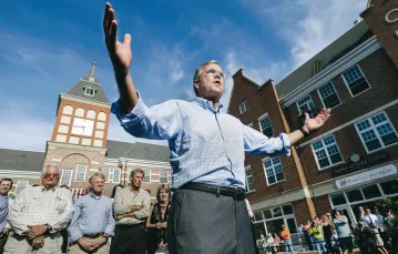 Jeb Bush, republikański kandydat na prezydenta USA, przemawia na wiecu wyborczym. Pella, Iowa, czerwiec 2015 r. / Fot. Charlie Neibergall / AP / EAST NEWS
