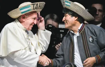 Franciszek i prezydent Boliwii Evo Morales Ayma, Santa Cruz, 9 lipca 2015 r. / Fot. Cris Bouroncle / AFP / EAST NEWS