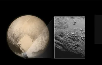 Od lewej: Pluton i fragment jego powierzchni z lodowymi górami o wysokości ok. 3,5 tys. metrów. Księżyc Plutona Charon i jego fragment z kraterami oraz „pępkiem” – obniżeniem z górą pośrodku. / Fot. NASA