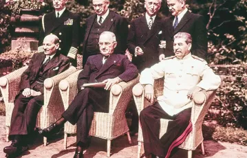Po zakończeniu konferencji poczdamskiej: nowy brytyjski premier Clement Attlee (pierwszy z lewej), prezydent USA Harry S. Truman i Józef Stalin w mundurze generalissimusa; sierpień 1945 r. / Fot. Bettmann / CORBIS
