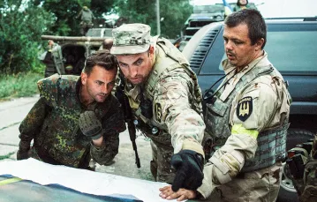 Dmytro Kulisz (w środku) i dowódca batalionu „Donbas” Semen Semenczenko (z prawej) na froncie pod Iłowajskiem; sierpień 2014 r. / Fot. Maxim Dondyuk