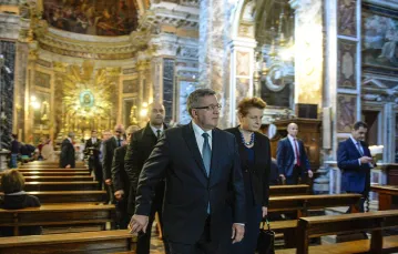 Bronisław Komorowski w rzymskim kościele Santa Maria della Vittoria, 30 października 2014 r. / Fot. Jacek Turczyk / PAP