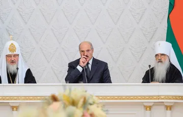 Partriarcha Moskwy Kirył (pierwszy z lewej), prezydent Aleksander Łukaszenka i ówczesny egzarcha Białorusi Filaret. Mińsk, wrzesień 2009 r.  / Fot. Sergey Pyatakov / AFP / EAST NEWS