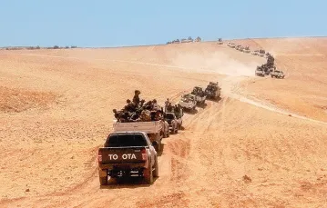 Kolumna bojowników Wolnej Armii Syryjskiej, którzy wraz z tureckimi żołnierzami prowadzą ofensywę w północnej części kraju. Syria, prowincja Dżarablus, 24 sierpnia 2016 r. / Fot. Anadolu Agency / GETTY IMAGES