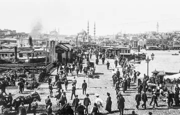 Most Galata w Stambule, ok. 1910 r. / Fot. GETTY IMAGES