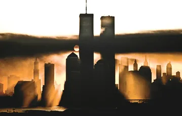 Manhattan w dymie po zapaleniu się na Staten Island tysięcy zużytych opon, 23 listopada 1987 r. / Fot. Stan Atava