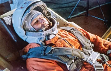 Jurij Gagarin podczas treningu w 1960 r., na rok przed lotem w kosmos. NNa jego lewej ręce zegarek marki Szturmanskie przeznaczony dla oficerów lotnictwa. / Fot. ITAR-TASS / PAP