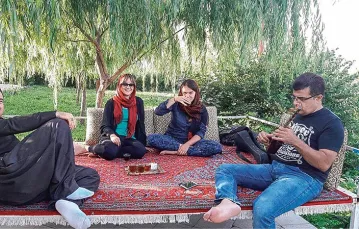 Choć kontakty między niespokrewnionymi osobami płci przeciwnej są zabronione, łatwo ten zakaz ominąć. Ogrody w Teheranie, 2016 r. / Fot. Omid Miri